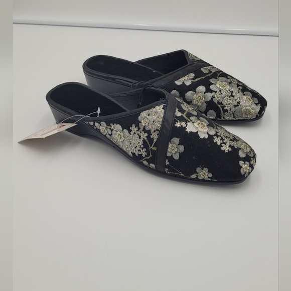 Ladies size 8 tender tootsies slip on loafers / slippers - floral canvas raised - Picture 1 of 6
